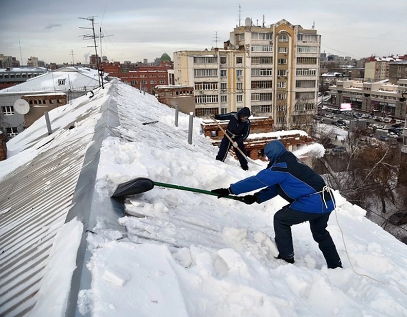 Уборка крыш домов от снега